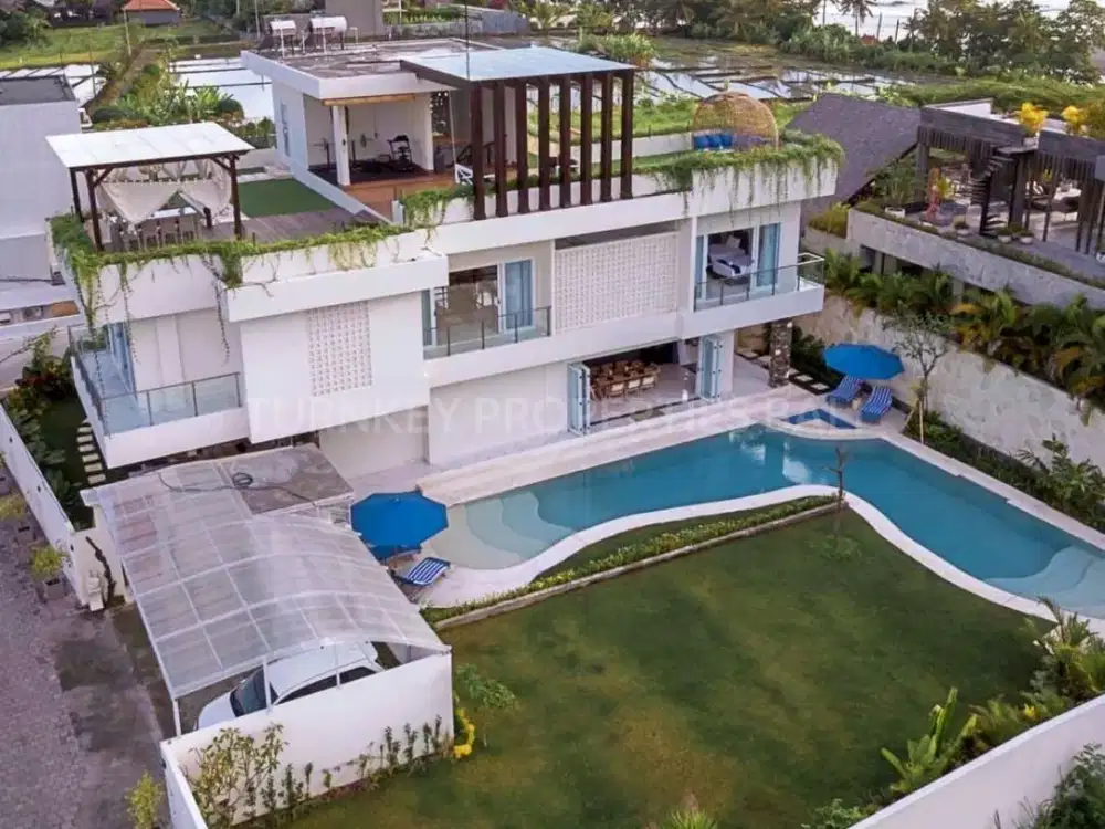 Brand New Villa Walking Distance to the Beach!