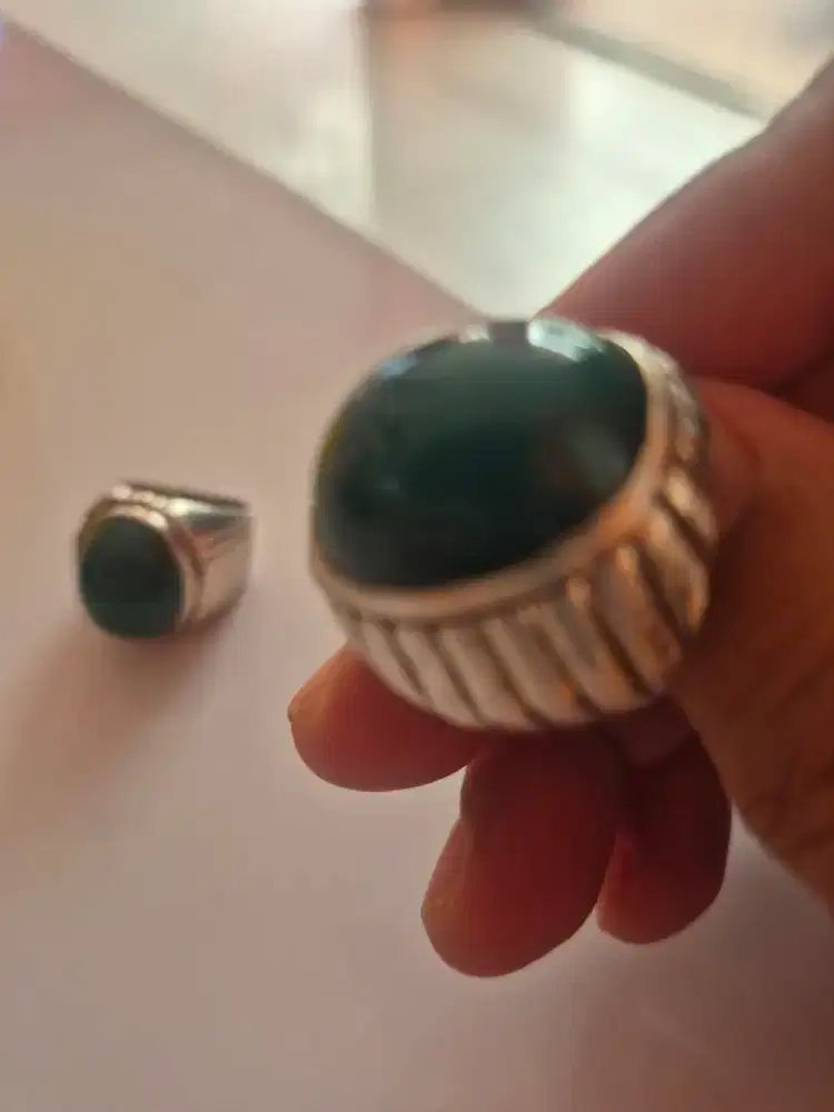 Batu Bacan Doko mulus serat halus tanpa cacat, ijo tua, batu lama.