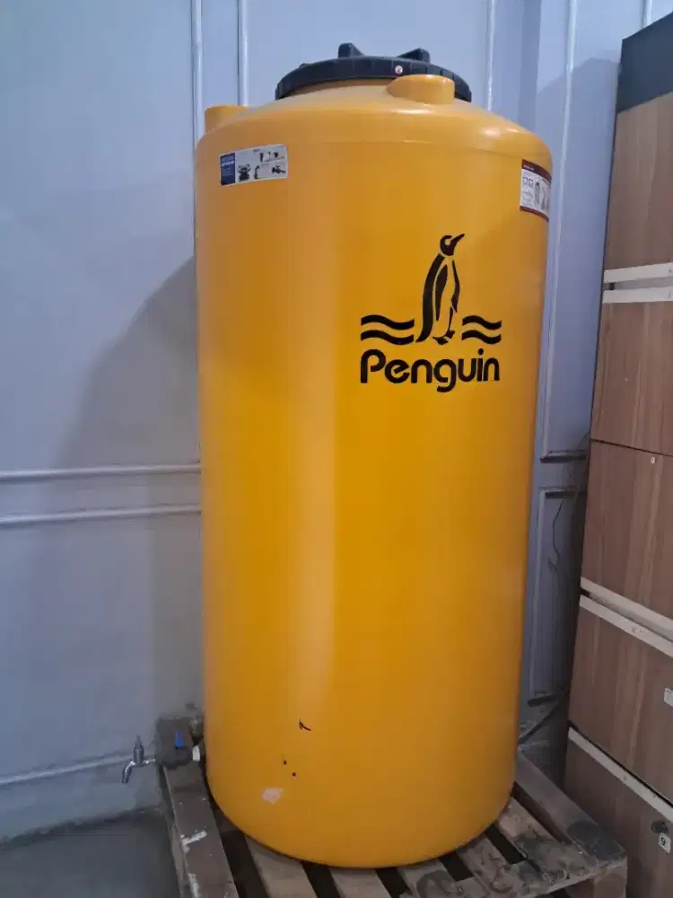 Toren pinguin kuning