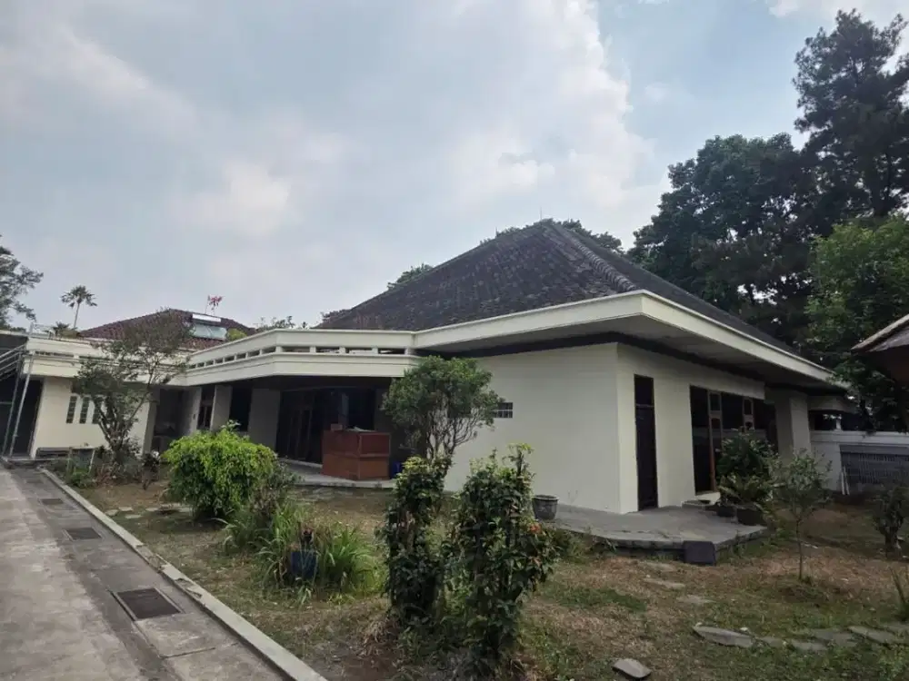 Disewakan Ruang Usaha Ada Lapangan Tennis Cocok Untuk Kantor di Cipaganti