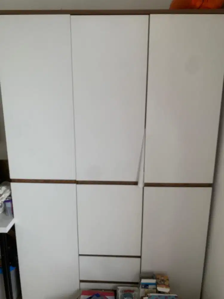 Lemari baju 3 pintu, kuat, masih baru, jual Cepat