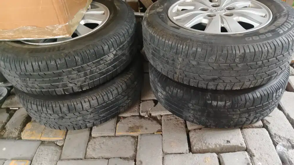 Di jual ban otiginal bawaan innova