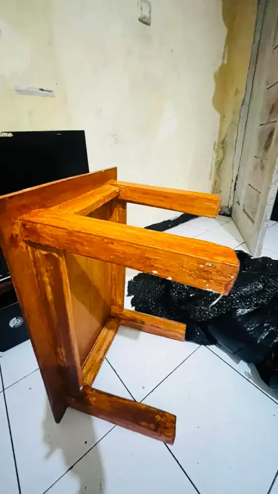 Meja kayu lesehan