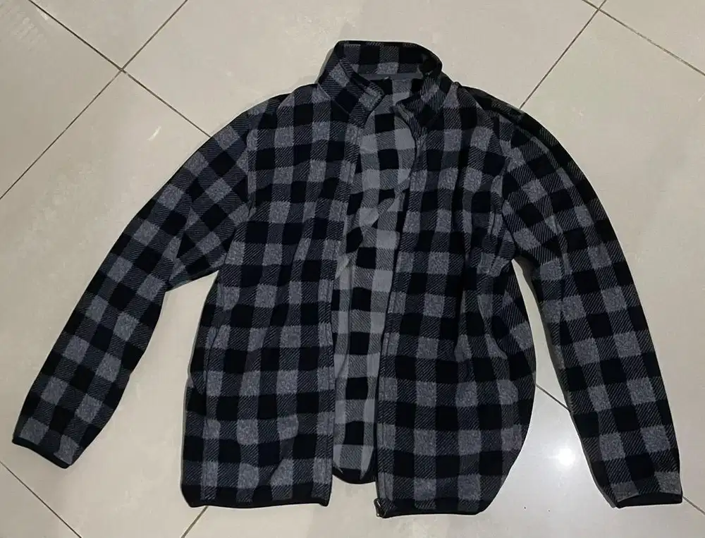 Jaket Hitam Uniqlo