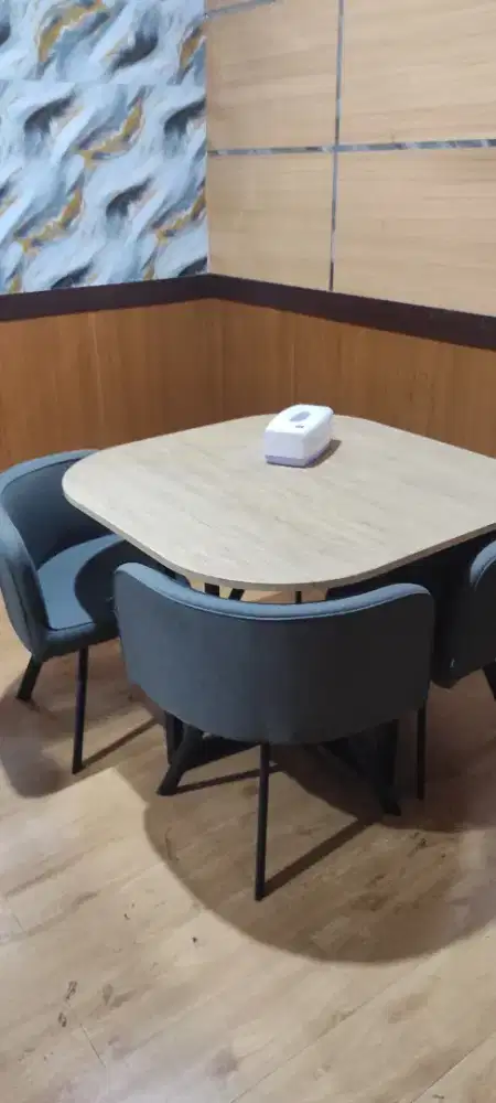 Meja Makan Minimalis