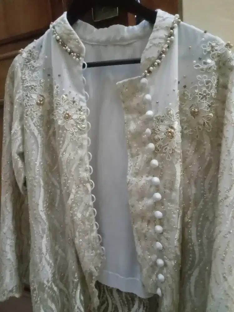 Kebaya dengan manik manik penuh