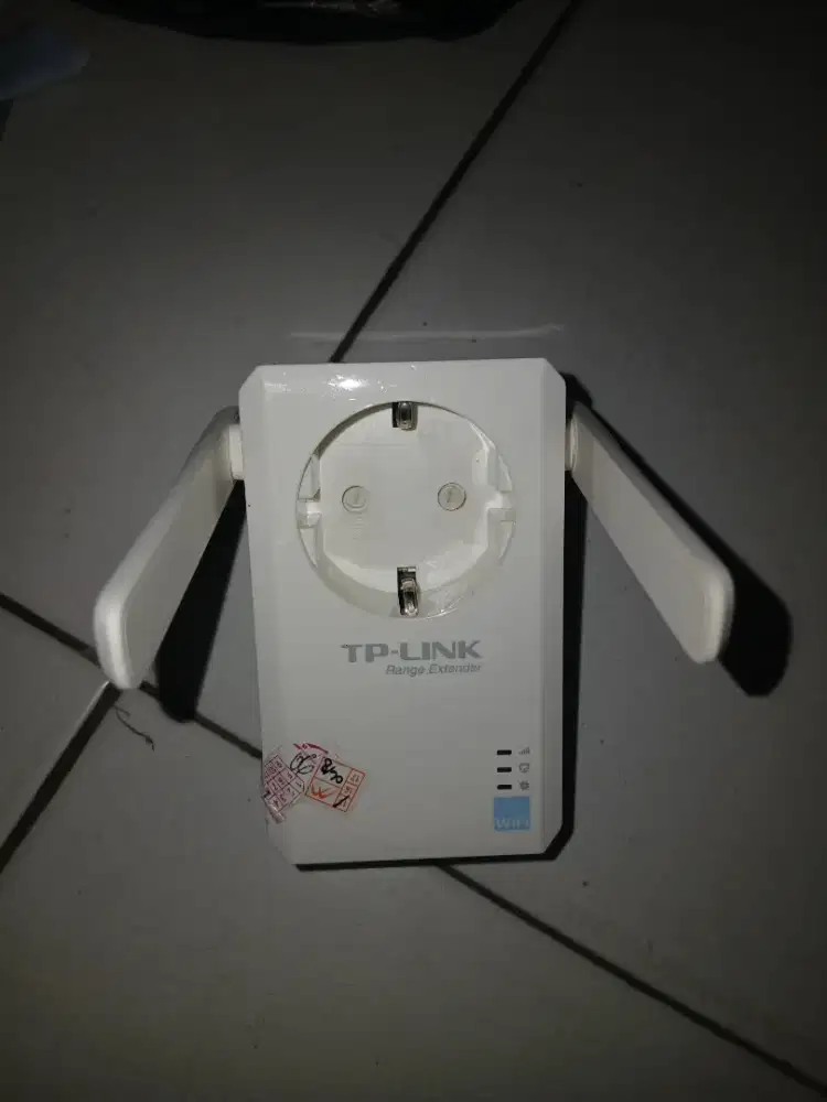 TP-Link TL-WA860RE 300Mbps Wi-Fi Range Extender with AC Passthrough