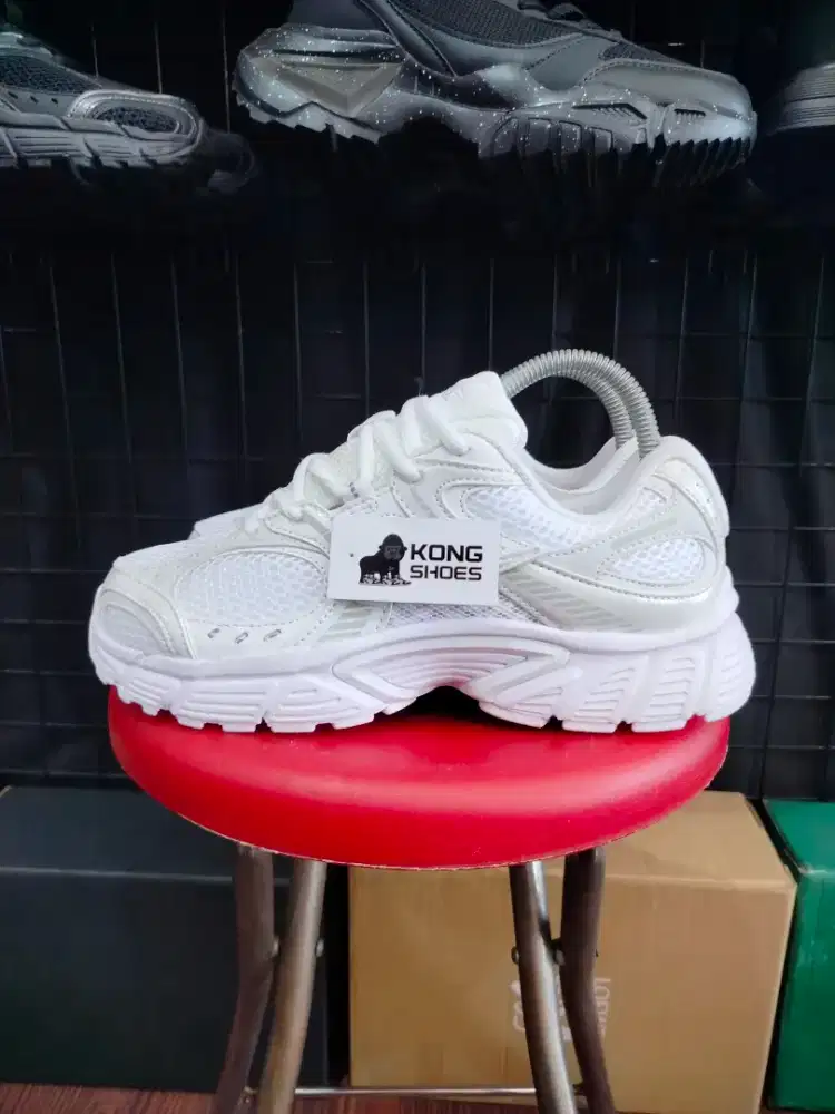 SEPATU V5 RNR FULL WHITE