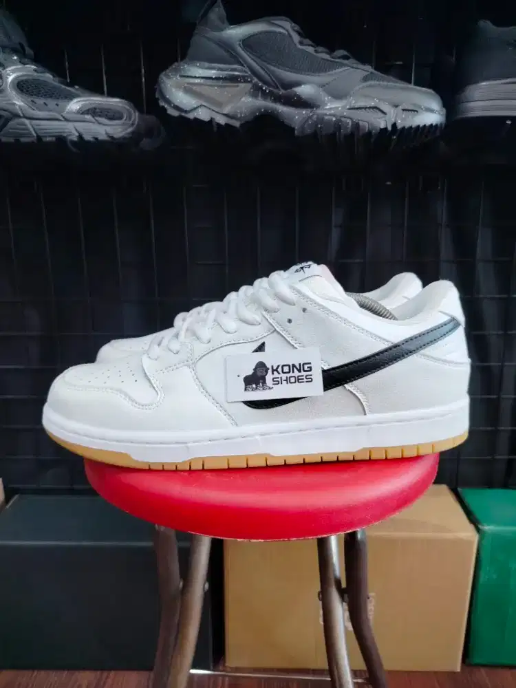 SEPATU SB DUNG LOW WHITE BLACK GUM
