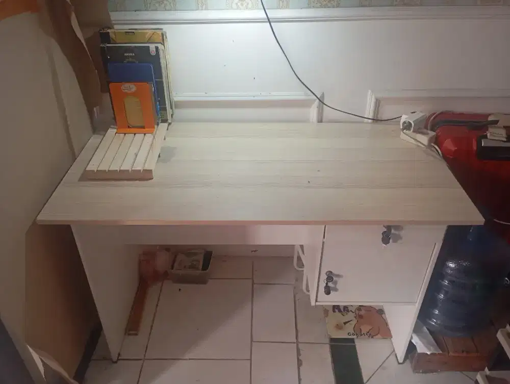Meja Tulis setengah biro