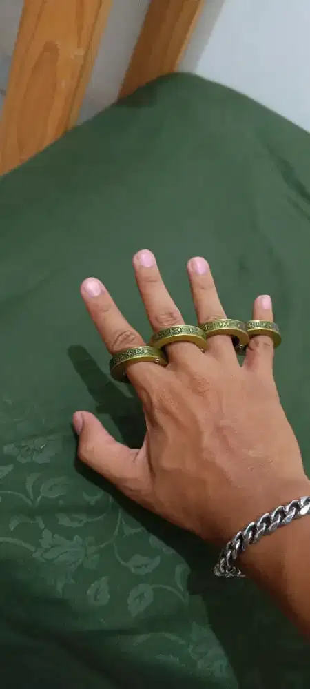Tinju Keling / Brass Knuckles