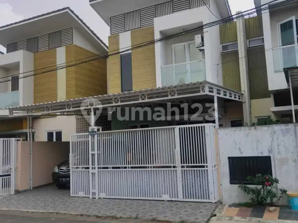 Rumah Modern Siap Huni di Cluster Beverly Hills, Jakarta Barat