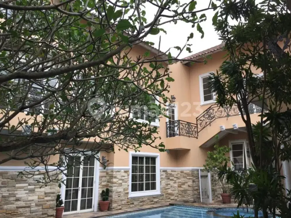 Rumah Besar Fully Furnished di Cluster Berverly Golf, Lippo Karawaci