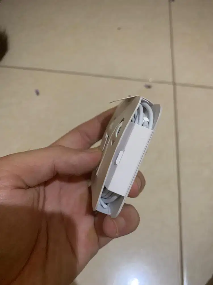 headset handsfree ori iphone masih baru