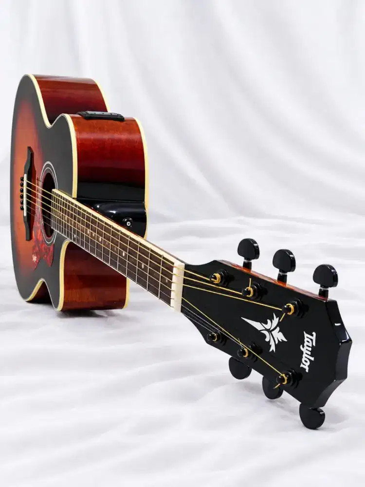 Gitar akustik elektrik Taylor