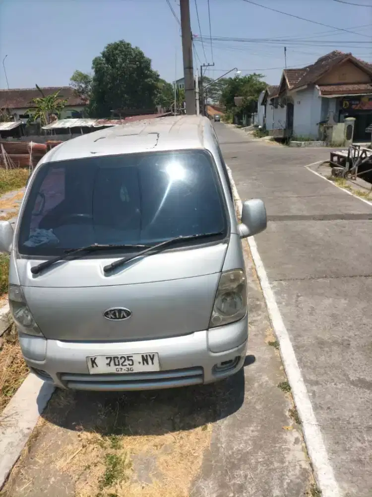 dijual kia travelo 2010(long)