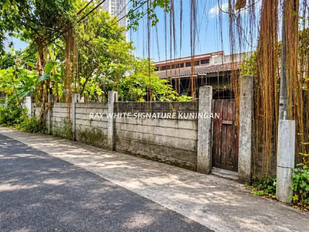 Dijual Rumah Lama Hitung Tanah dengan Kolam Renang di Simprug Garden