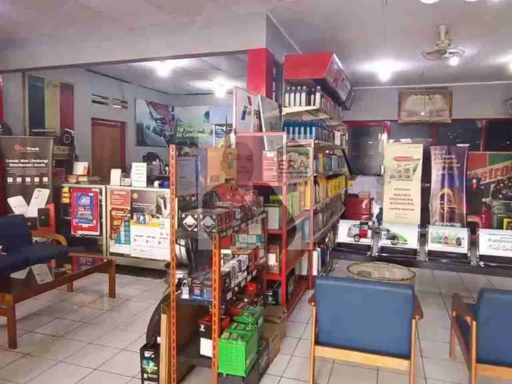 Disewakan ruko ex bengkel di Salemba. Strategis untuk usaha. Bisa sewa bagian toko saja.