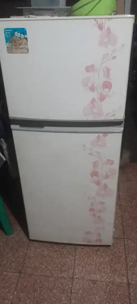 Jual kulkas bekas ( sharp 2 pintu)