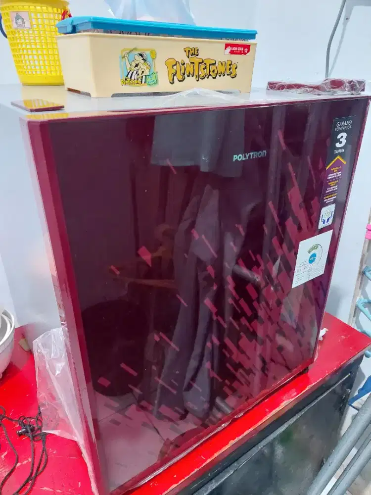 Kulkas mini polytron warna merah