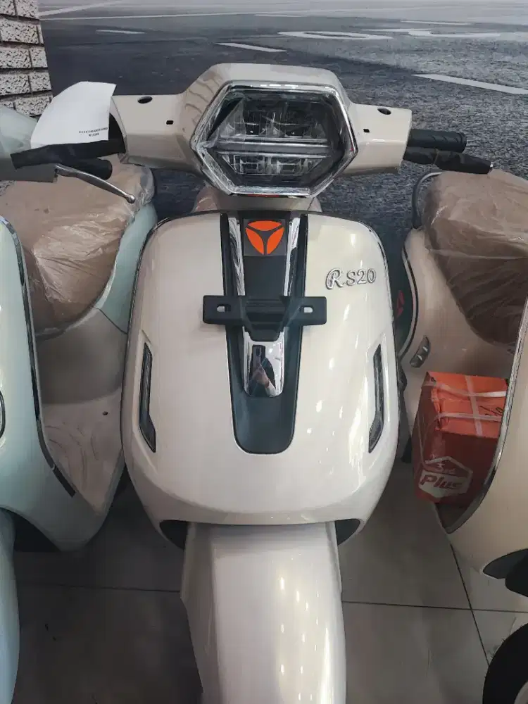 Kredit motor listrik yadea rs20