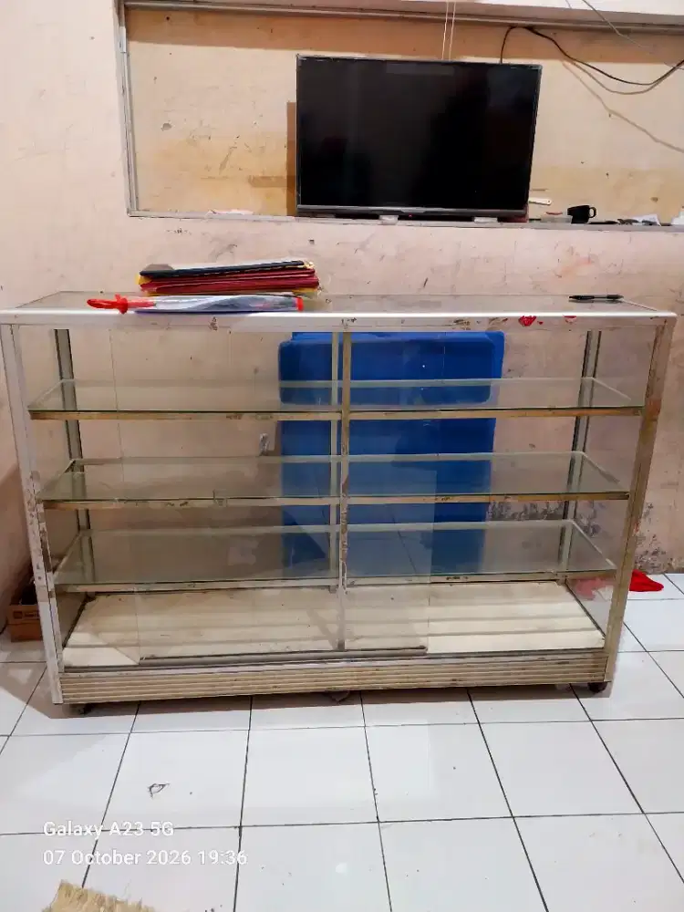 Lemari kaca etalase uk 150x40x100cm