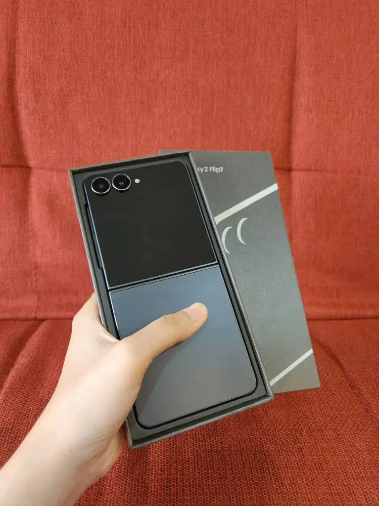 Samsung Galaxy Z Flip 7 12/256gb sein like new