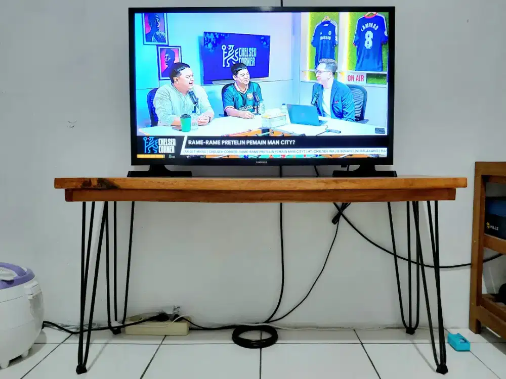 Smart TV Samsung 32 Inch Fullset, Meja TV Kayu Mahoni, Antena Digital