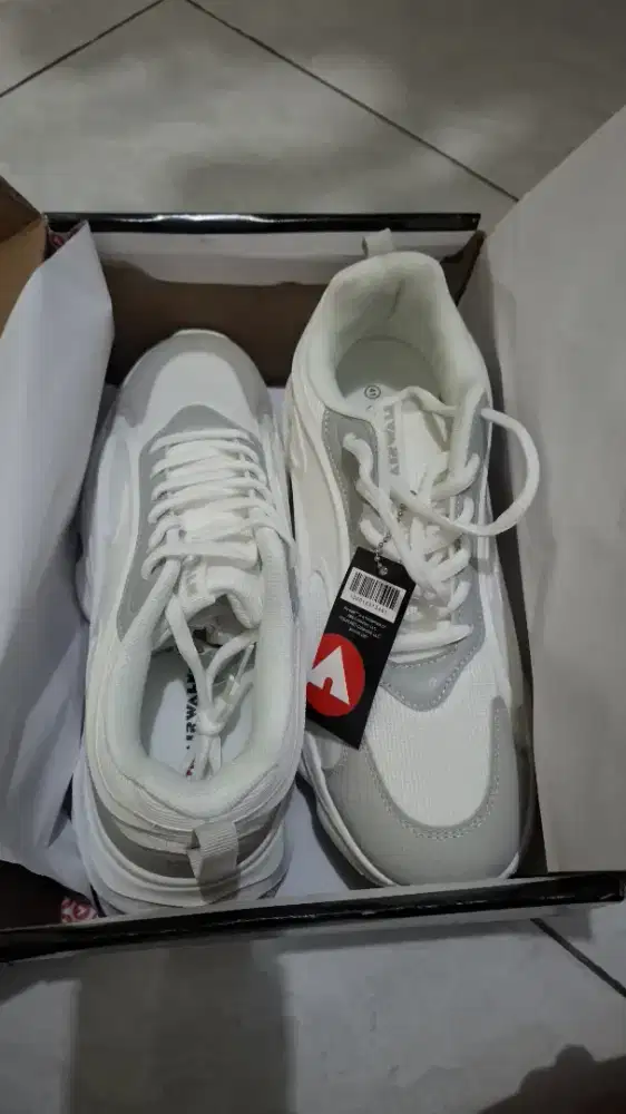 Sepatu airwalk baru