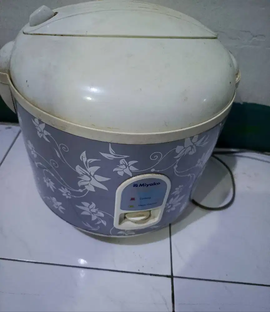 Rice cooker merk Miyako kapasitas 1,8 liter 395 watt  kondisi bekas