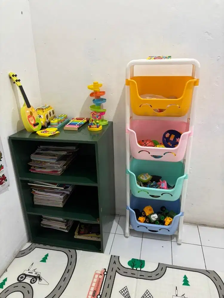 Rak mainan dan rak buku