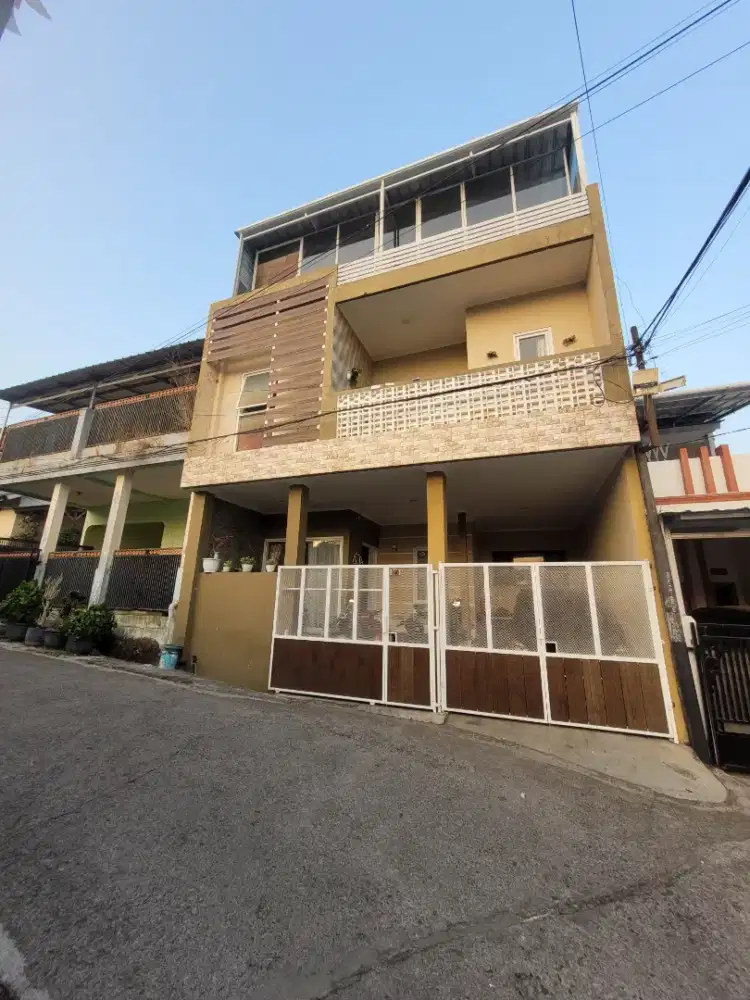 JUAL RUMAH 3 LANTAI