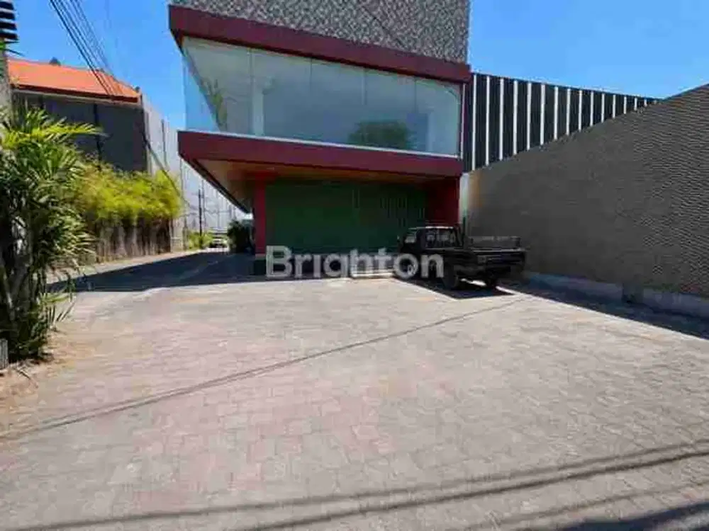 Bangunan luas dilengkapi LIFT FUJITEC sangat cocok untuk kontor, showroom, pusat bisnis, klinik, usaha retail, maupun investasi jangka panjang