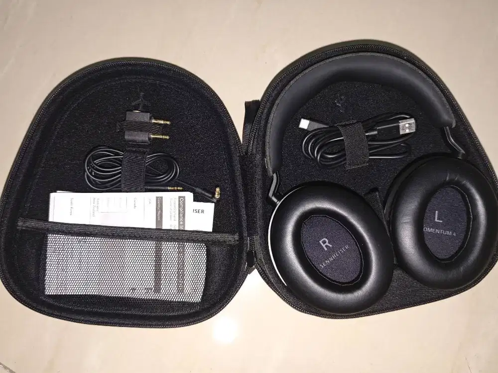 Sennheiser Momentum 4 Wireless Headphones - Hitam