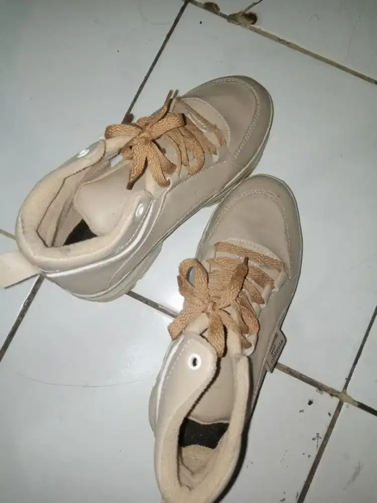 sepatu kets wanita