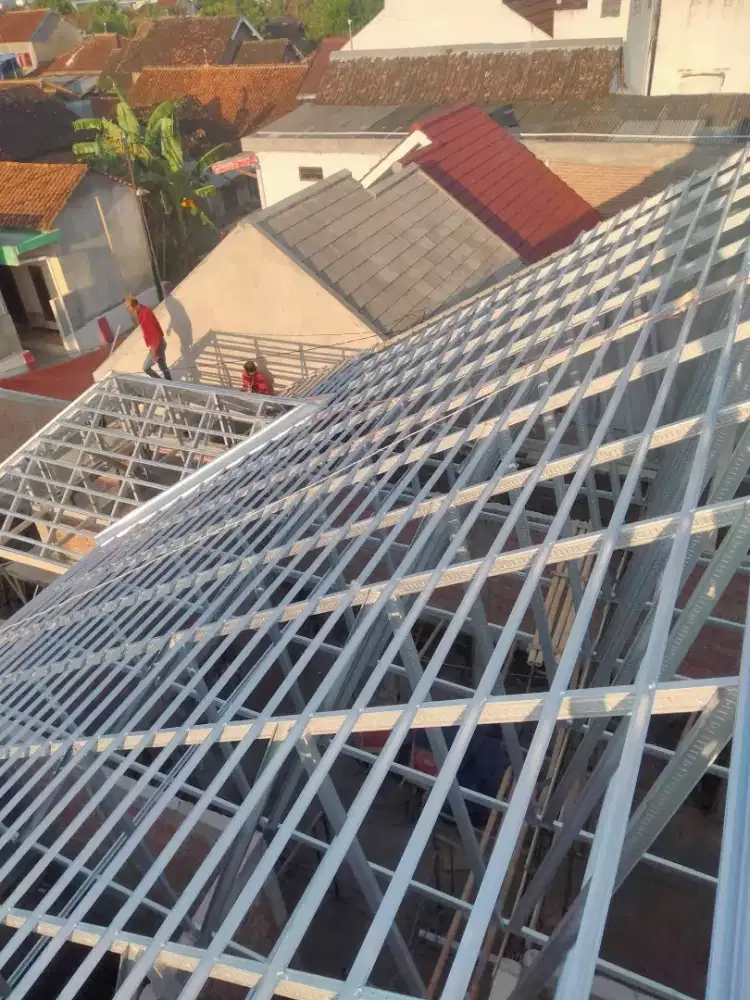 Pemasangan atap baja ringan dan plafon PVC