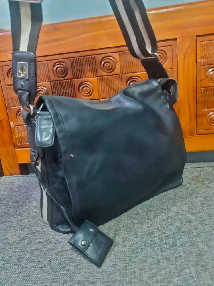 Preloved tas selempang bally kulit asli tebal, berat dan kokoh