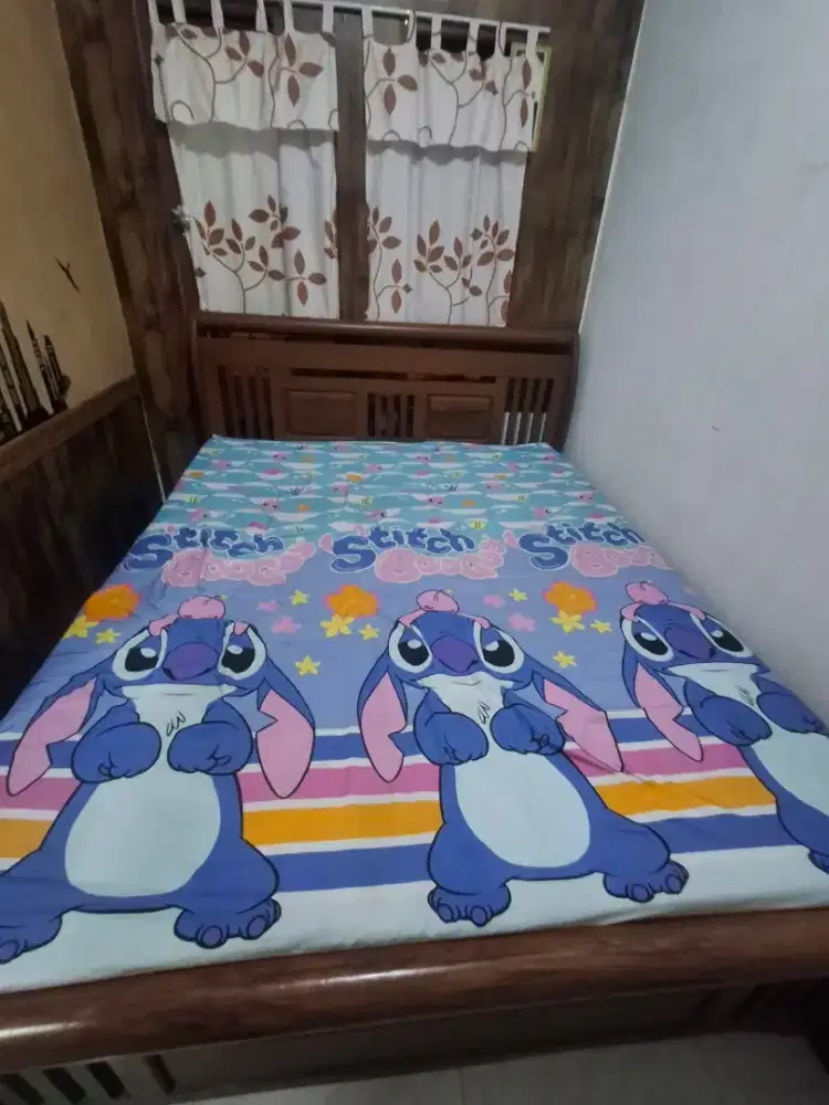 Tempat tidur kayu jati