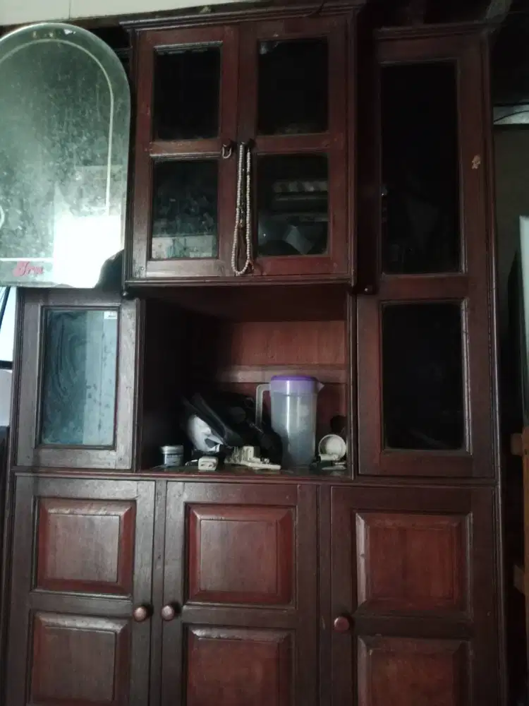 Lemari jati edisi pindahan