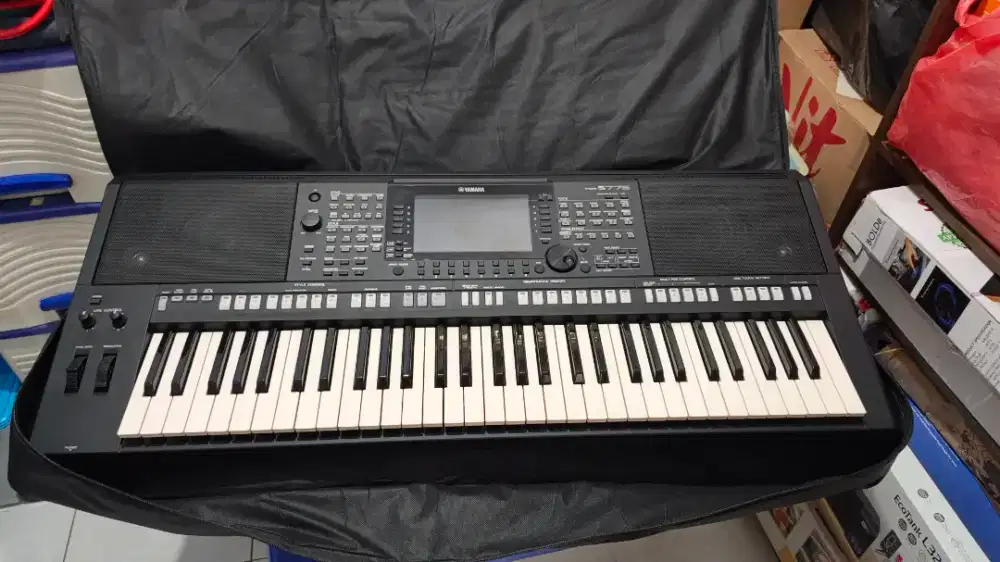 Yamaha PSR S775