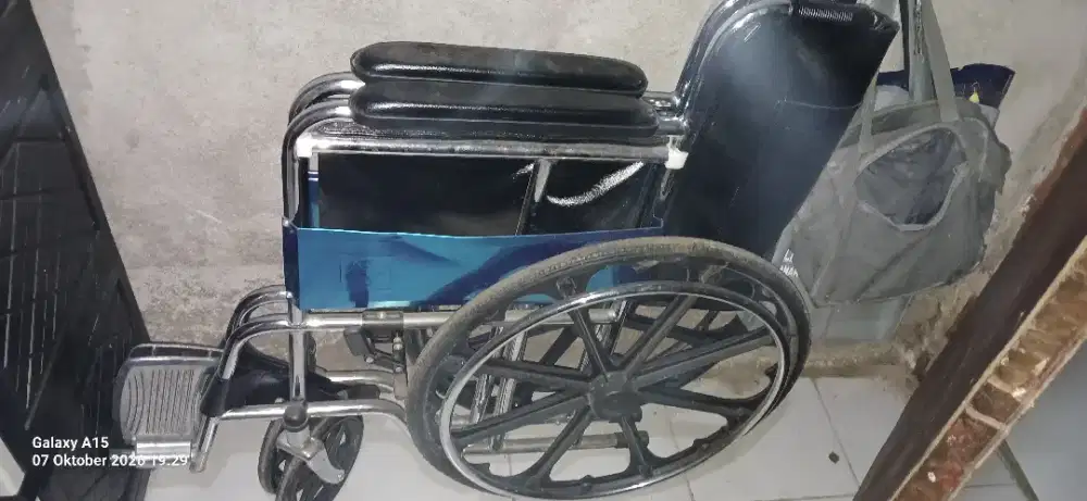 Kursi roda bekas pemakaian seminggu