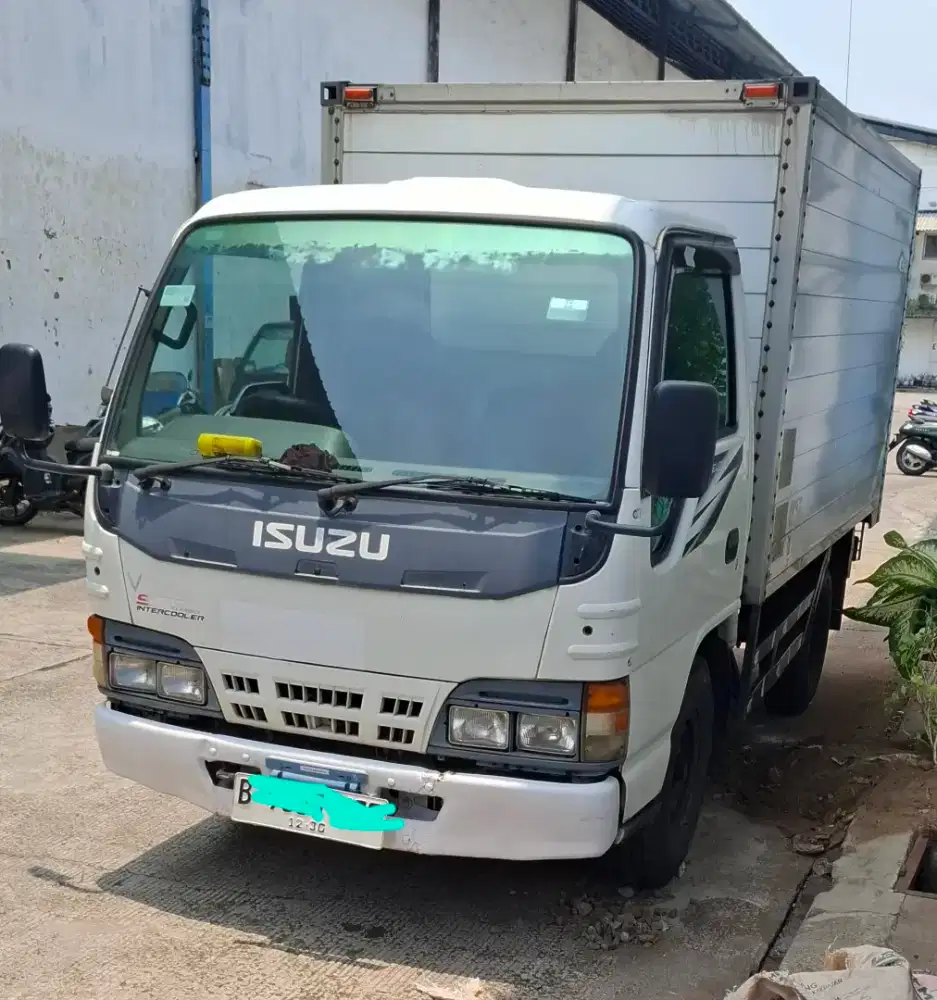 Isuzu Elf putih box roda 4 NHR 55 E2