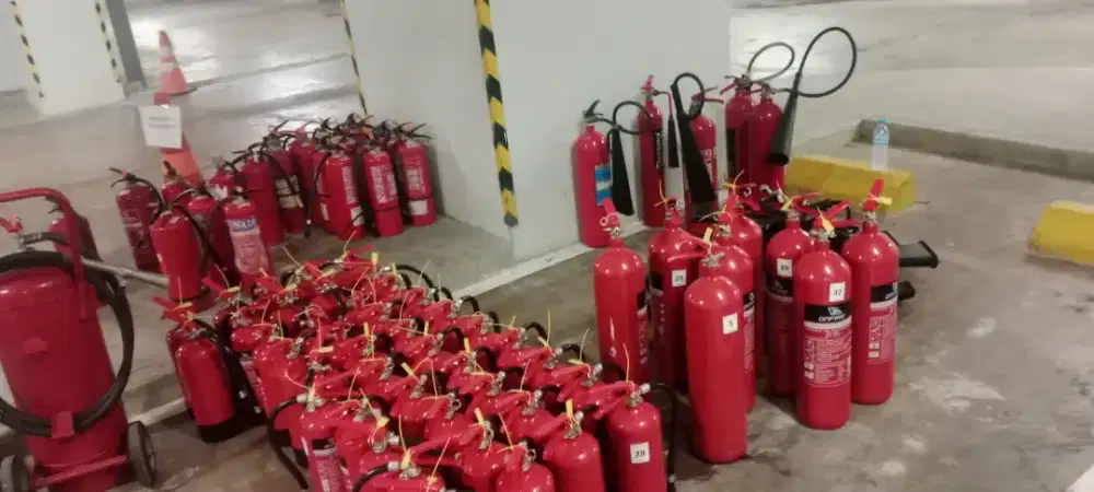 Isi ulang tabung pemadam api powder
