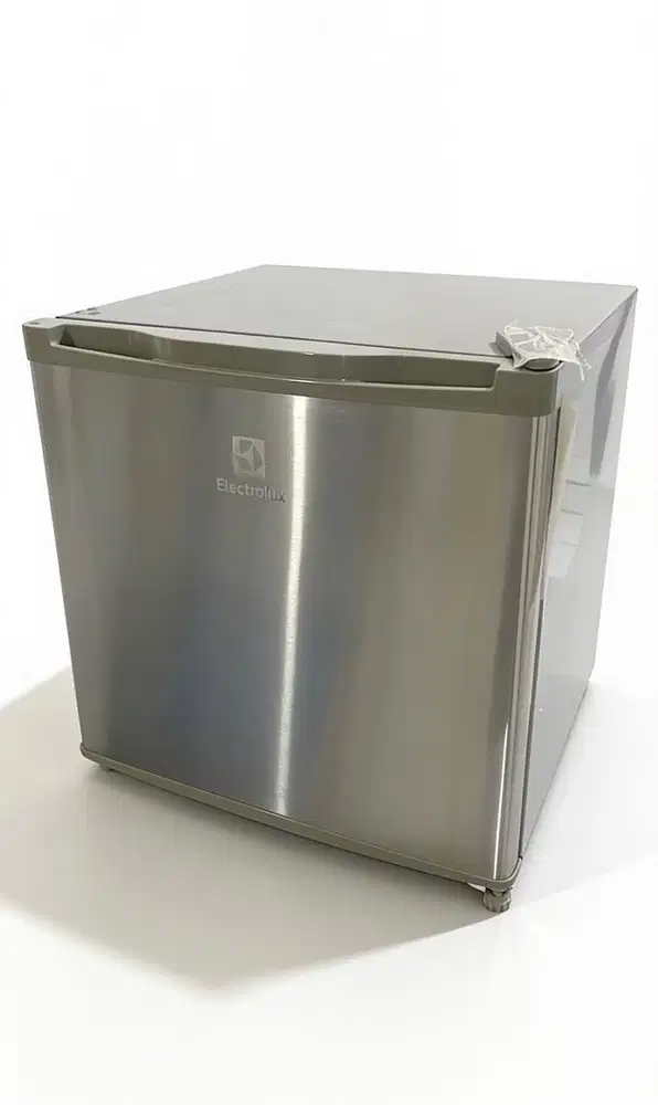 Kulkas ELECTROLUX belum pernah dipakai (like new 100%)