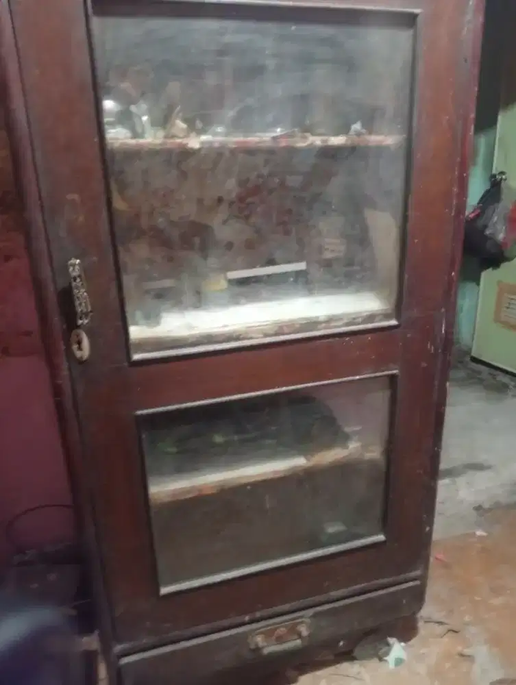 Lemari kayu jati klasik