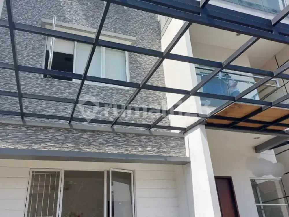 Rumah 3 Lantai di Sutera Onyx Alam Sutera, Tangerang