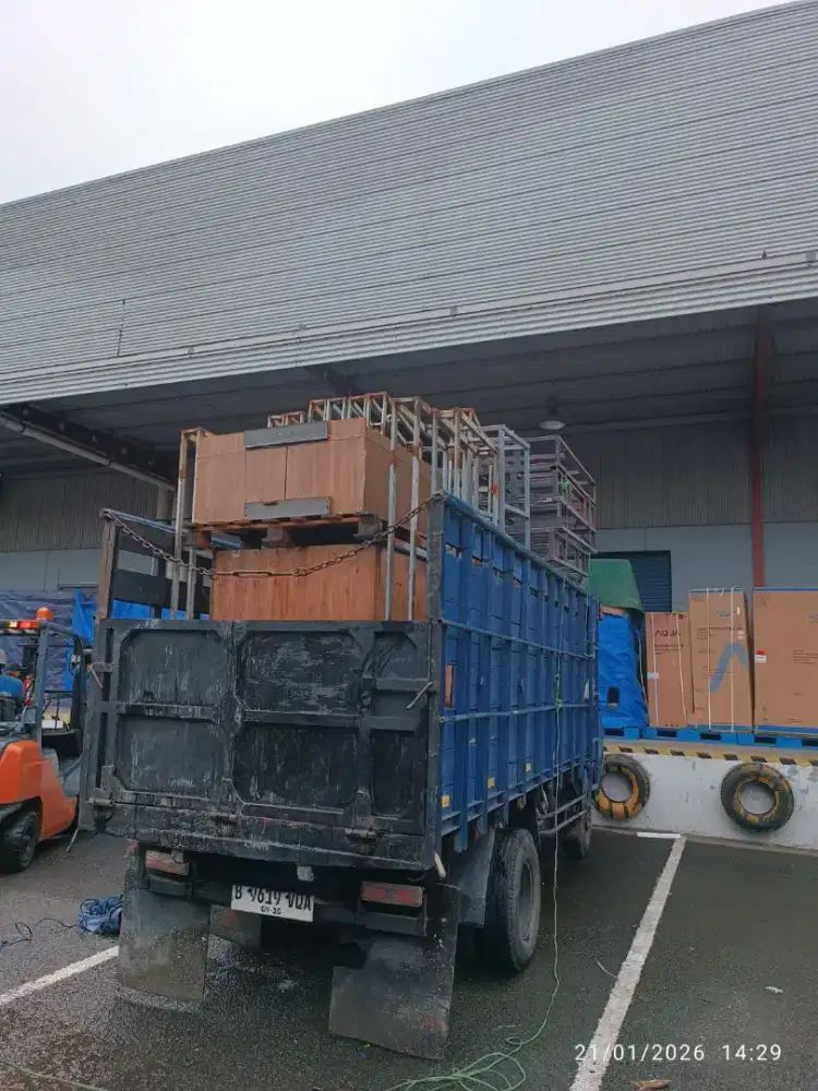 Mobil angkutan truck double untuk pindahan barang