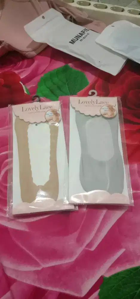 Kaos kaki wanita dewasa
