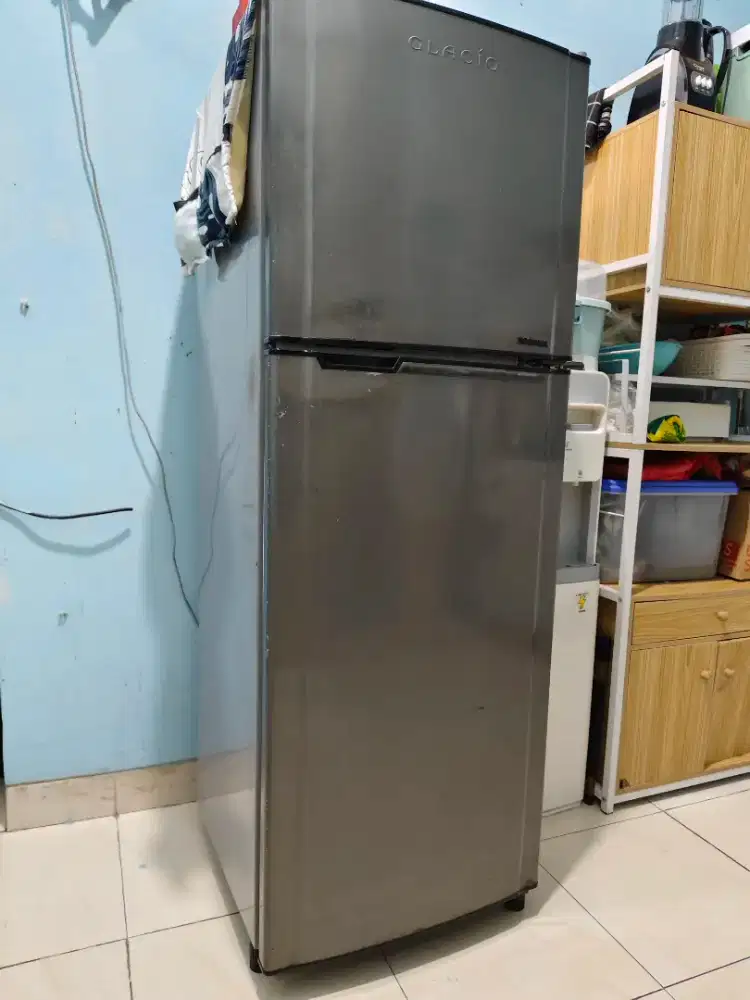 Kulkas dua pintu Toshiba kapasitas besar freezer dan chiler