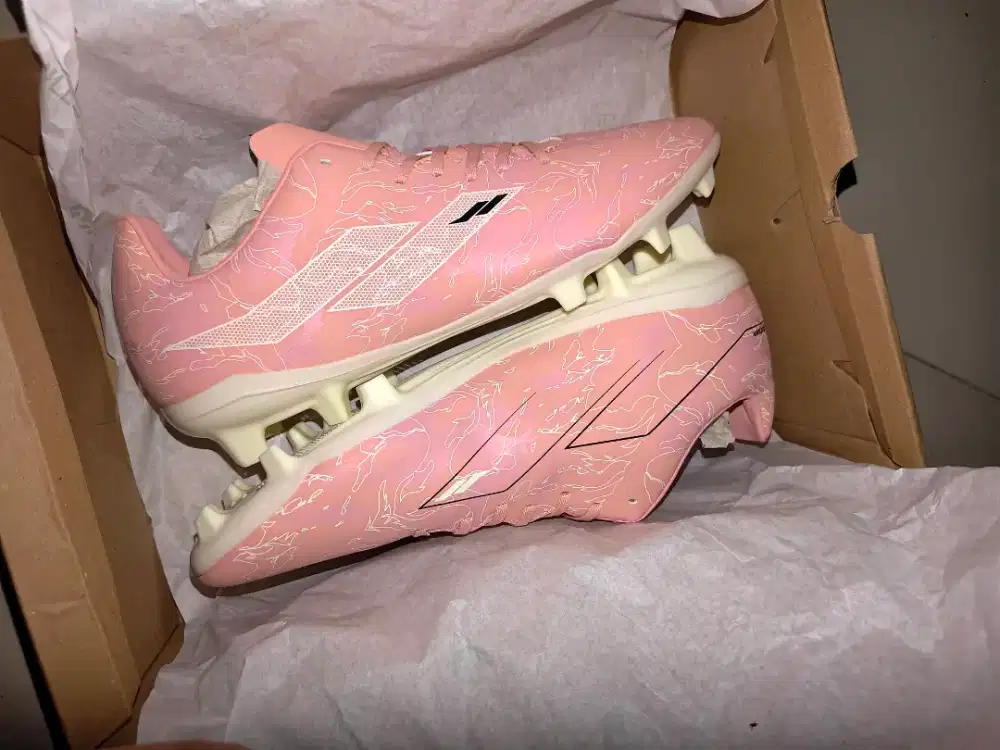 MILLS Sepatu Sepakbola Flame 2.0 FG
Pink. Geranium